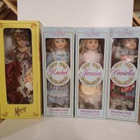 Lot de 4 Poupées de collection en porcelaine  neuves