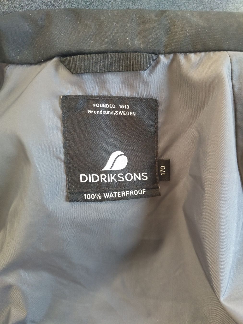 Didriksons Giacche: Schwarze Regenjacke, länger geschnitten – Usato da Rheinau venduto da miriam_j 6
