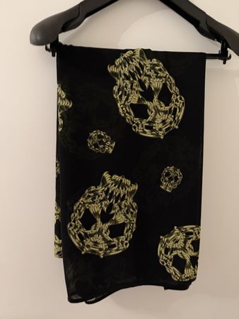 Sehr lange Schal, Totenkopfmuster, Top Zustand!