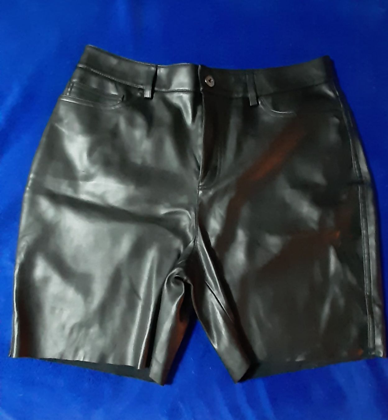Mango Hosen: Mango Short in lederoptik – Gebraucht aus Montreux von Sorabest