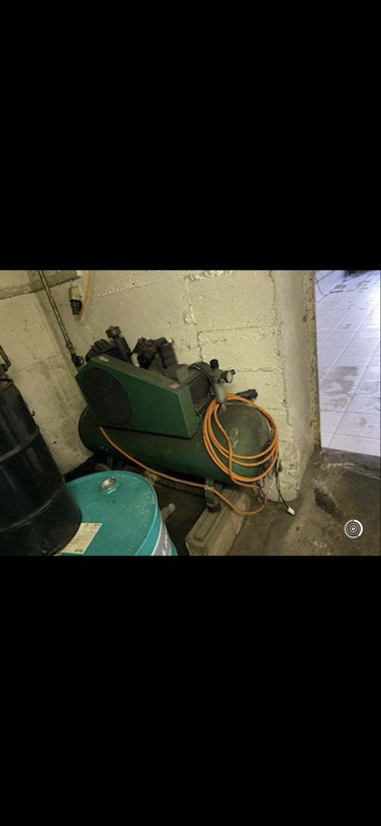 Compressori: Druckluftkompressor - Funktioniert noch – Usato da Alterswil FR venduto da Mourise11