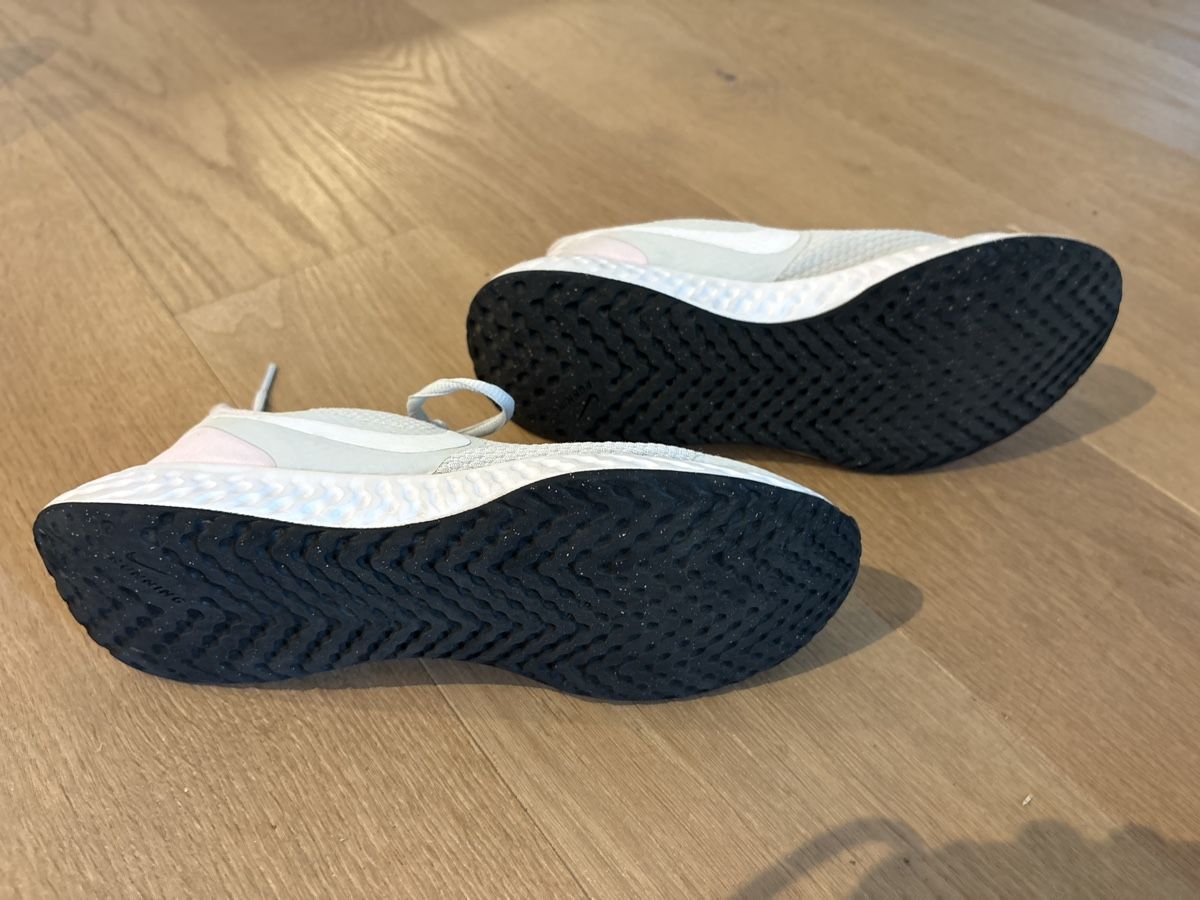 Nike Scarpe da donna: Nike Laufschuhe Revolution Damengrösse 38.5  – Usato da Steffisburg venduto da Gretchenfrage 1