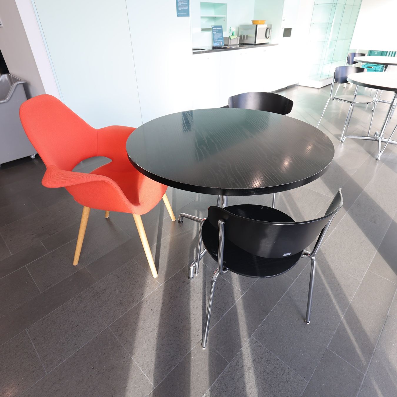 Vitra Tavoli: Vitra Eames Contract Table rund, grosse Platte – Usato da Affoltern am Albis venduto da Zapro 1