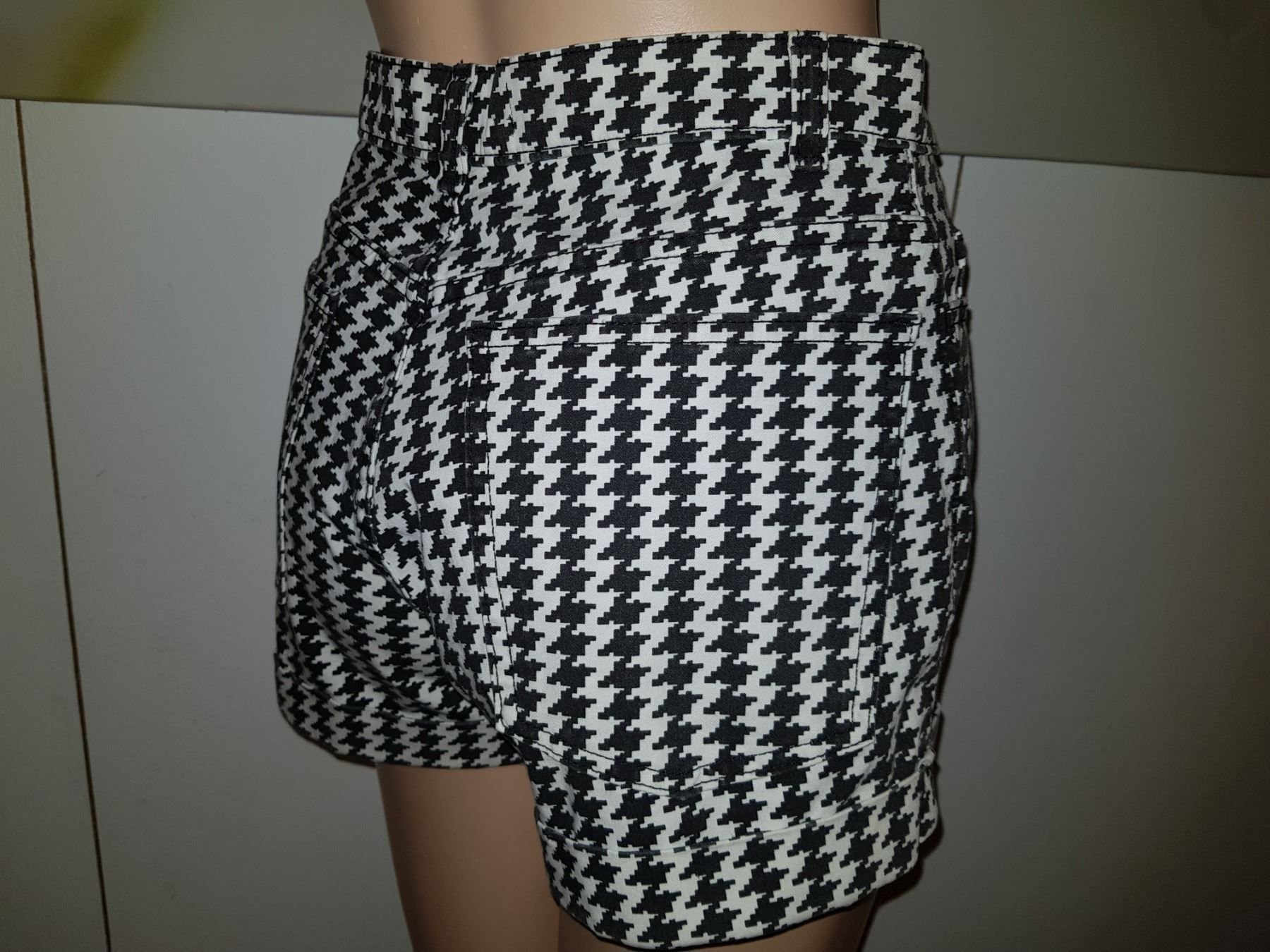 Pantaloni: Short AMERICAN APPAREL Taille W 27 – Usato da Cossonay-ville venduto da Super-Price-Quality 1