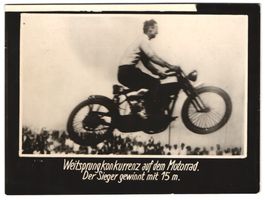 Fotografie Mann auf einem Motorrad beim 