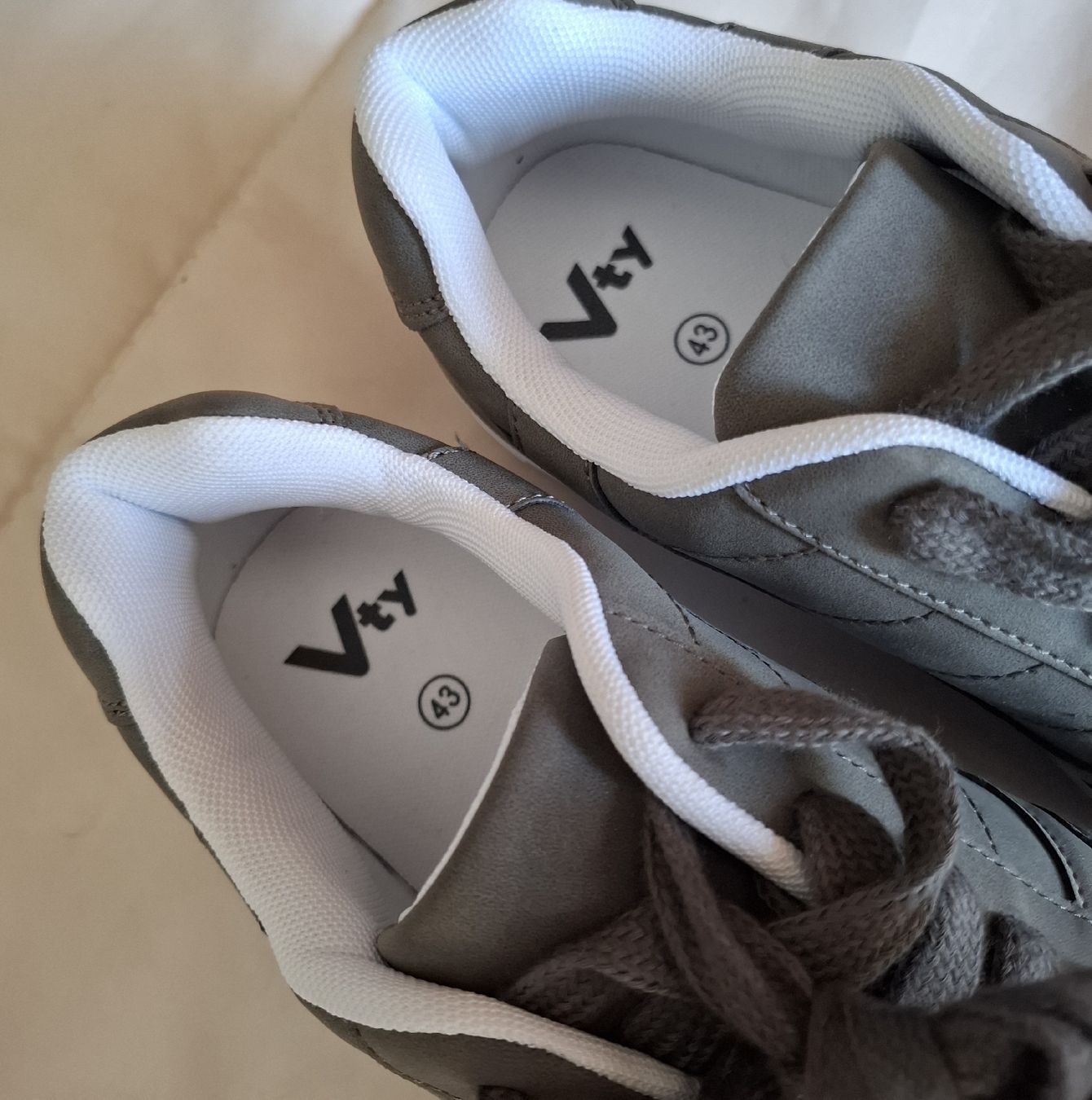 Scarpe da uomo: Graue Sneaker Grösse 43, ungetragen – Nuovo (secondo la descrizione) da Dietikon venduto da Hirschkopf 3