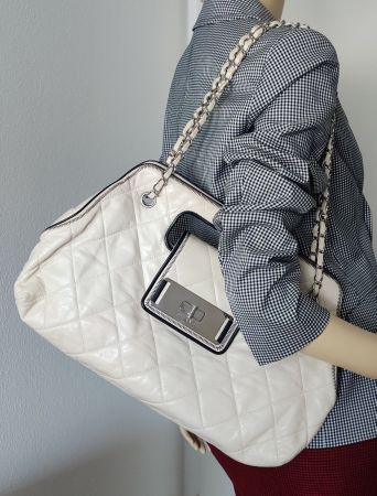 CHANEL LEATHER SHOULDER HANDBAG