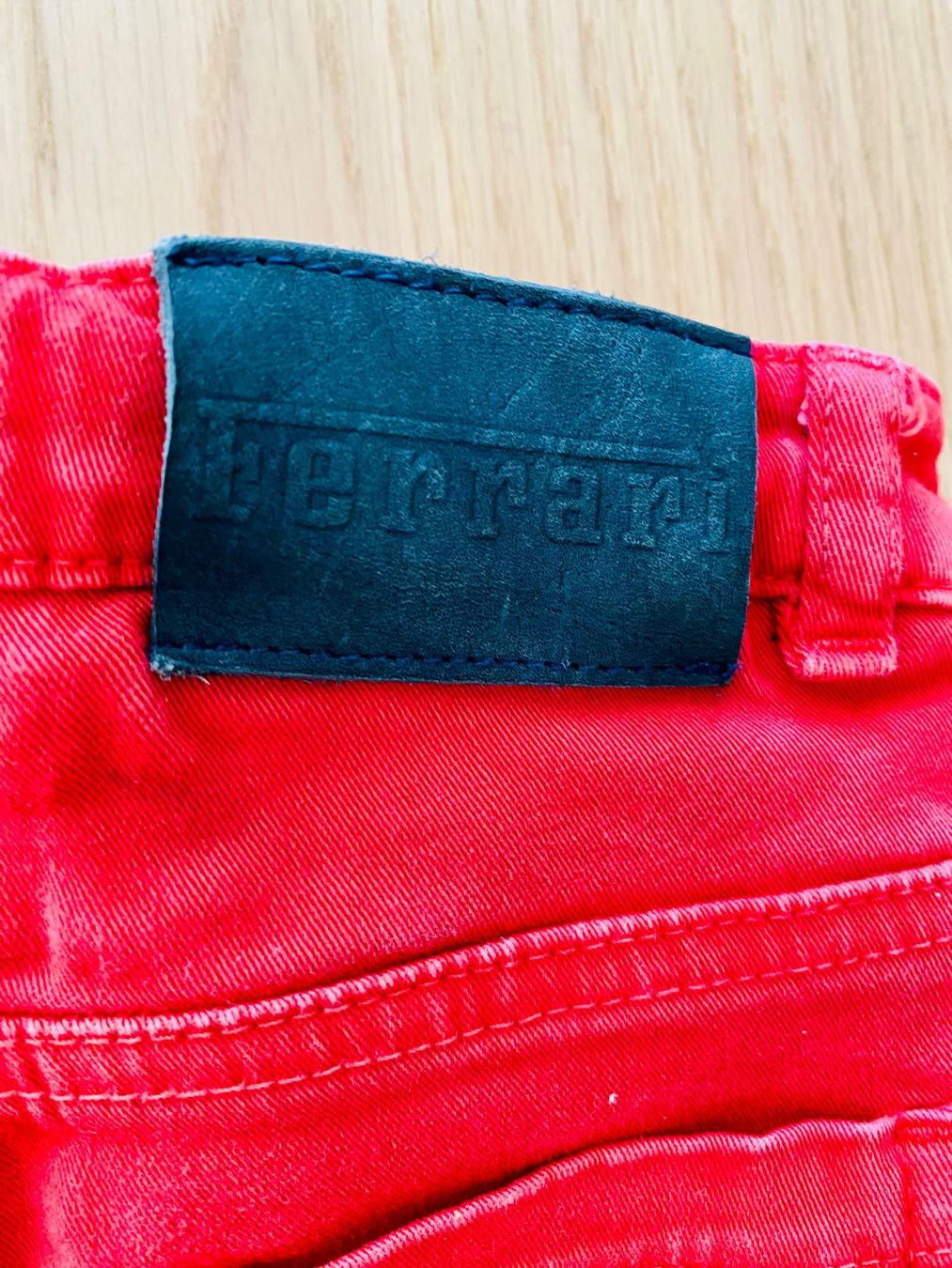 Ferrari Pantaloni: Ferrari Kinder Jeans rot Grösse 12M – Usato da Siegershausen venduto da Minneola 2