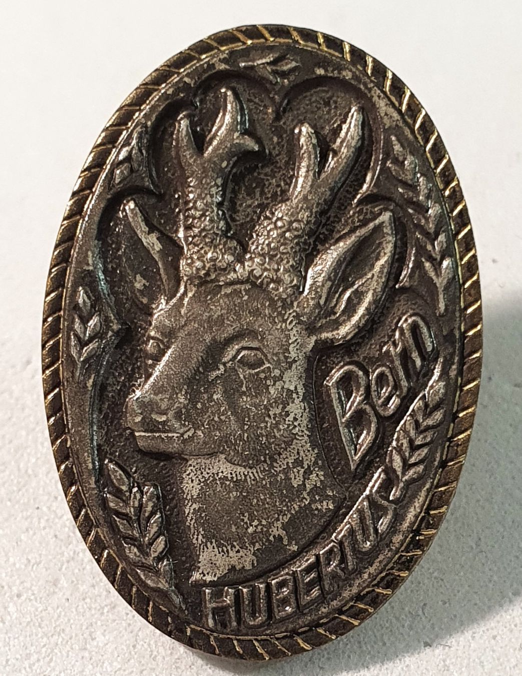 Placchette & Badge: BB369 Alter Reversknopf Jäger Abzeichen HUBERTUS BERN Hirsch – Usato da Reinach BL venduto da Boston-Verkauf