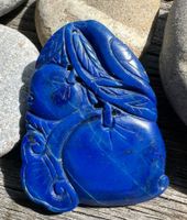 Geschnitzter Anhänger / Medaillon aus Lapislazuli