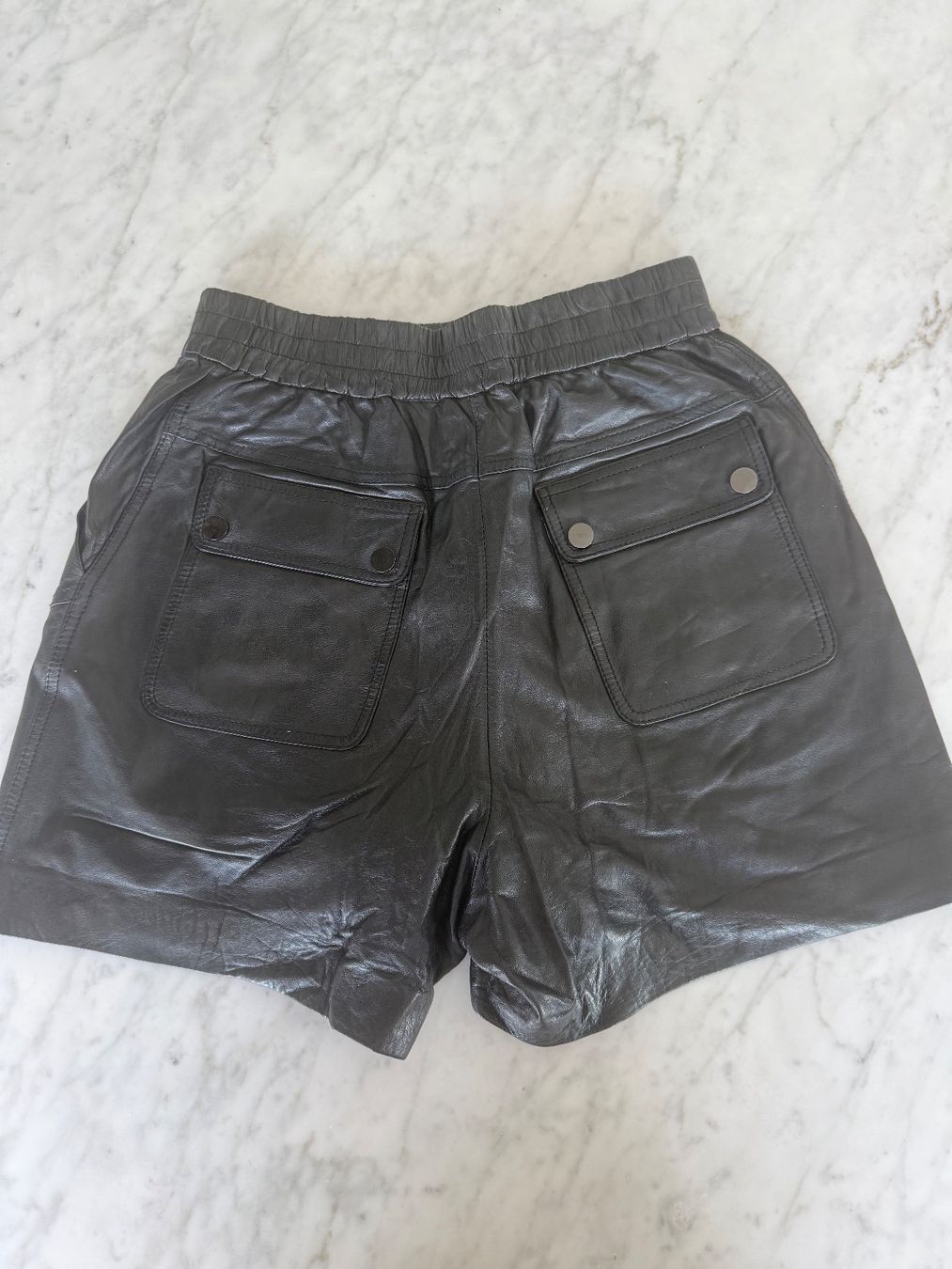 Hosen: Shorts en cuir noir – Gebraucht aus Lausanne von Doudoutze 2