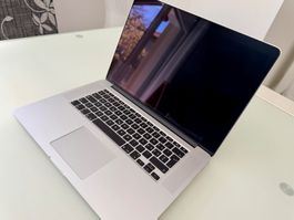 Apple MacBook Pro 15.4" - Intel Core i7 - 16GB RAM - 1TB SSD