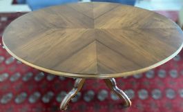 Ovaler Salontisch Nussbaum – Top!
