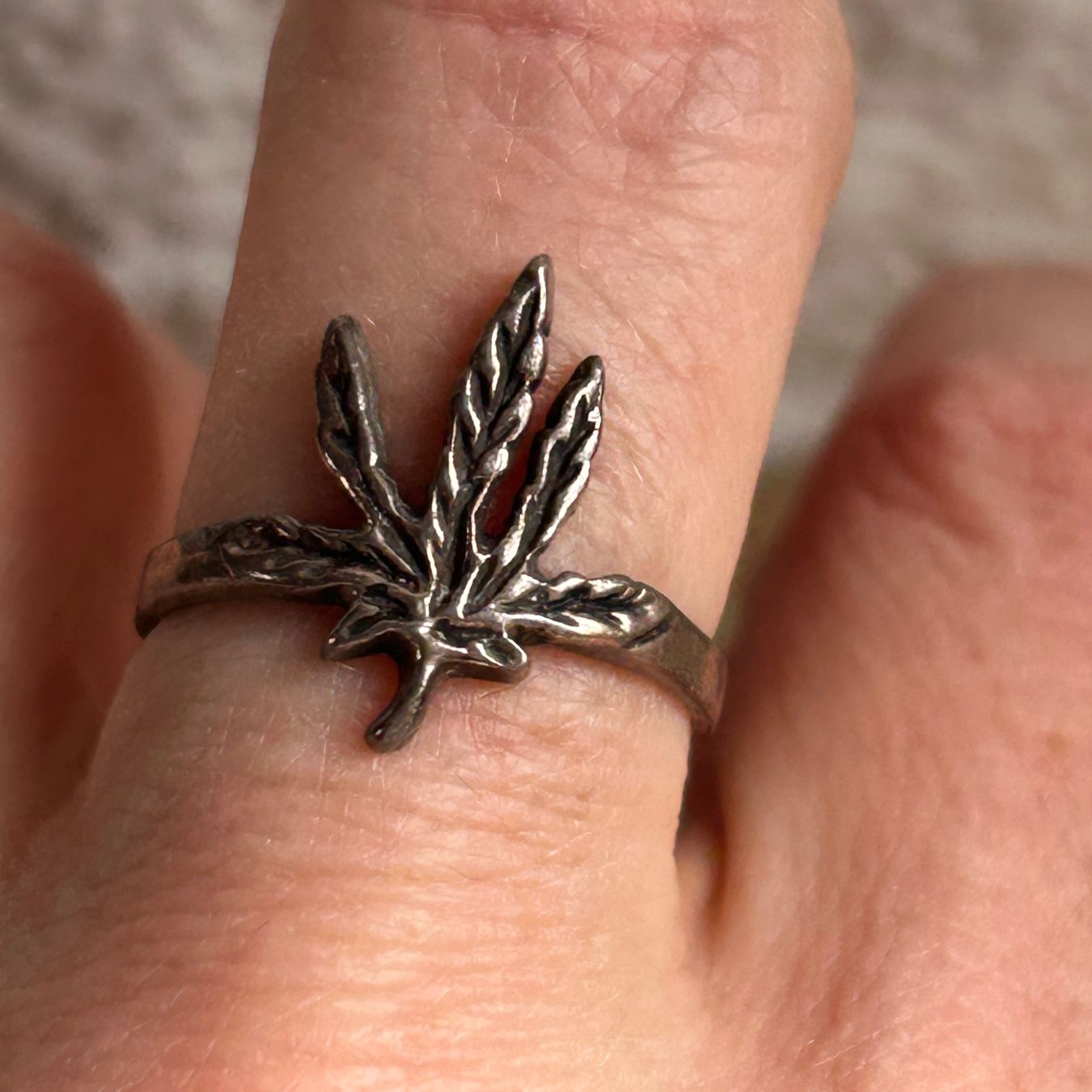 Anelli: Silber Ring mit Hanfblatt Motiv (57.5) – Usato da Laufen venduto da Bellebellezza 1