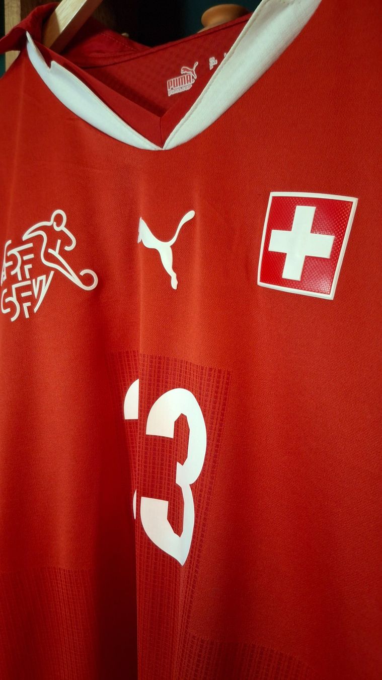 Schweizer Nati Canottiere & Pantaloni: Switzerland world cup 2010 player version puma – Usato da Yverdon-les-Bains venduto da flo_8fgr 1