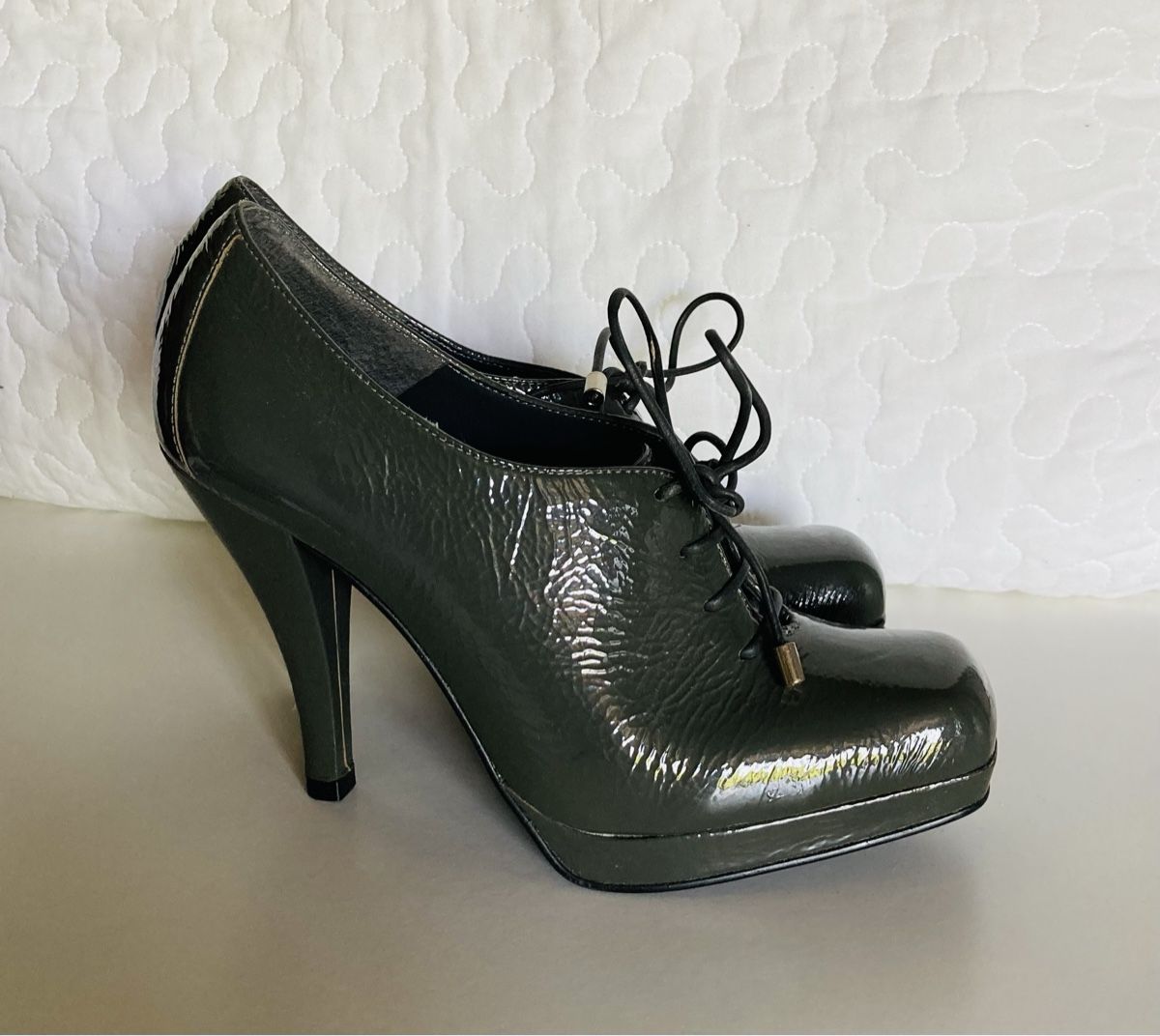 Scarpe da donna: Carvela graue Lackleder-High-Heels, Größe 38 – Usato da Zäziwil venduto da kbr_jd95