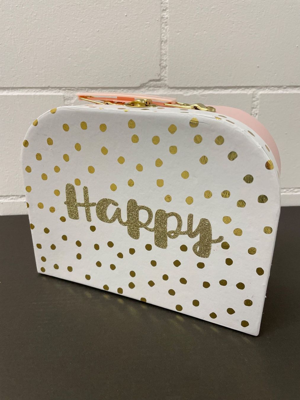 Reisekoffer: Kleines Karton-Köfferchen, Aufschrift: HAPPY – Neu (gemäss Beschreibung) aus Cham von 2eye