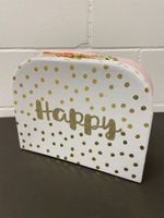 Kleines Karton-Köfferchen, Aufschrift: HAPPY