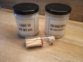 2 Kerzen mit Spruch vorne auf dem Glas