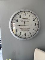 Grosse Retro‑Wanduhr im Vintagestil