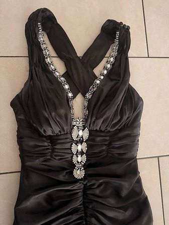 Atemberaubendes Abendkleid mit Strass & Rückenausschnitt