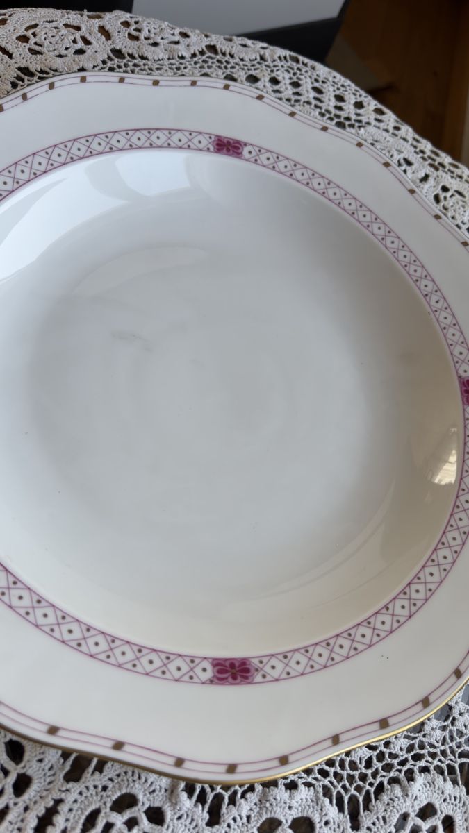 Plateaux: Antike Servierplatte mit Goldrand und Muster – D'occasion à Emmen par Lampery 2