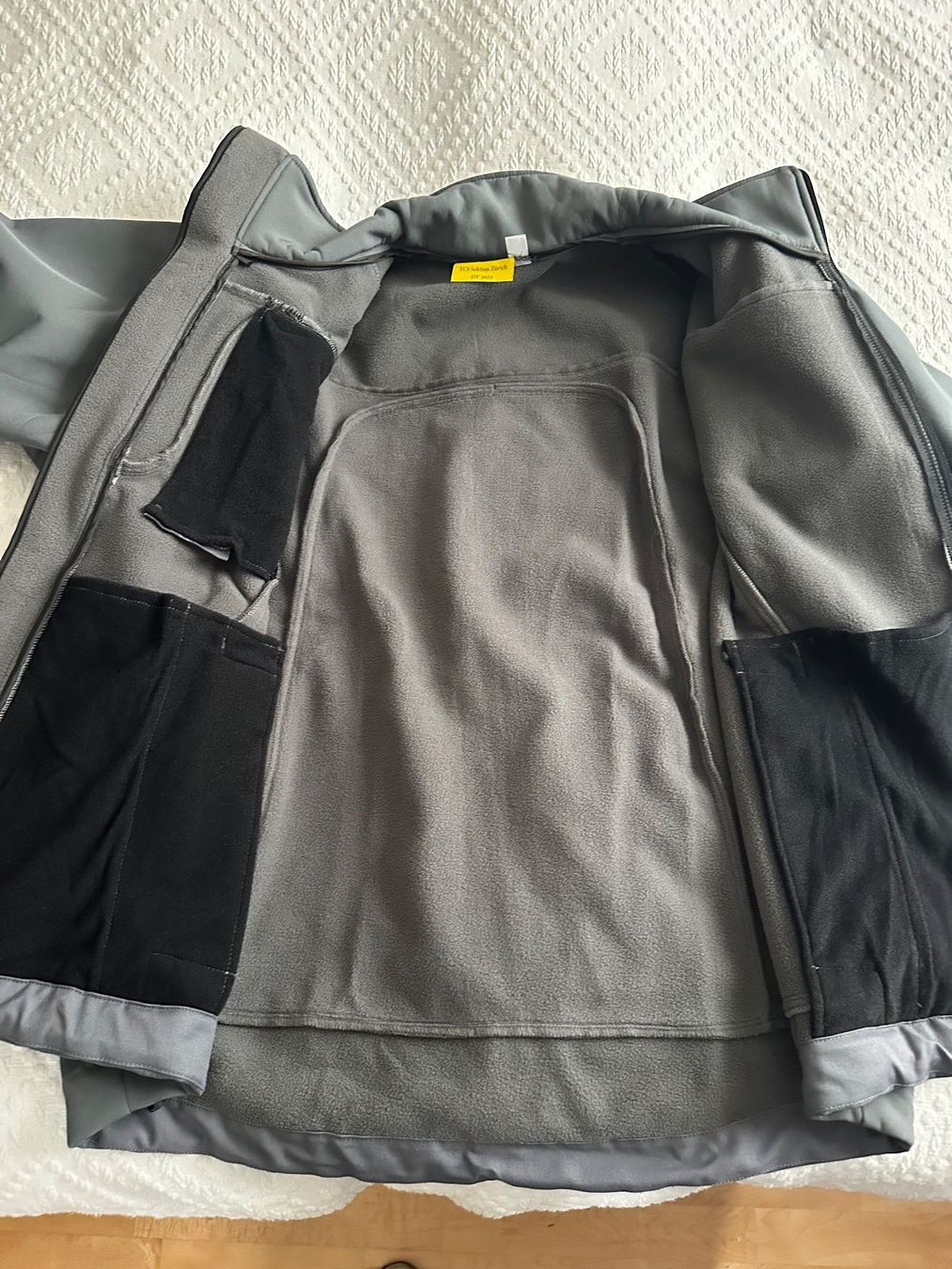 Jacken: TCS Softshell Jacke grau mit Taschen – Gebraucht aus Bülach von Jubet 4
