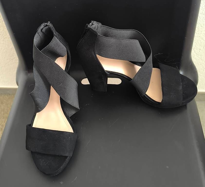 Damenschuhe: H&M Sandaletten Schwarz mit Absatz | Gr. 39 – Gebraucht aus Pully von vir_58dk