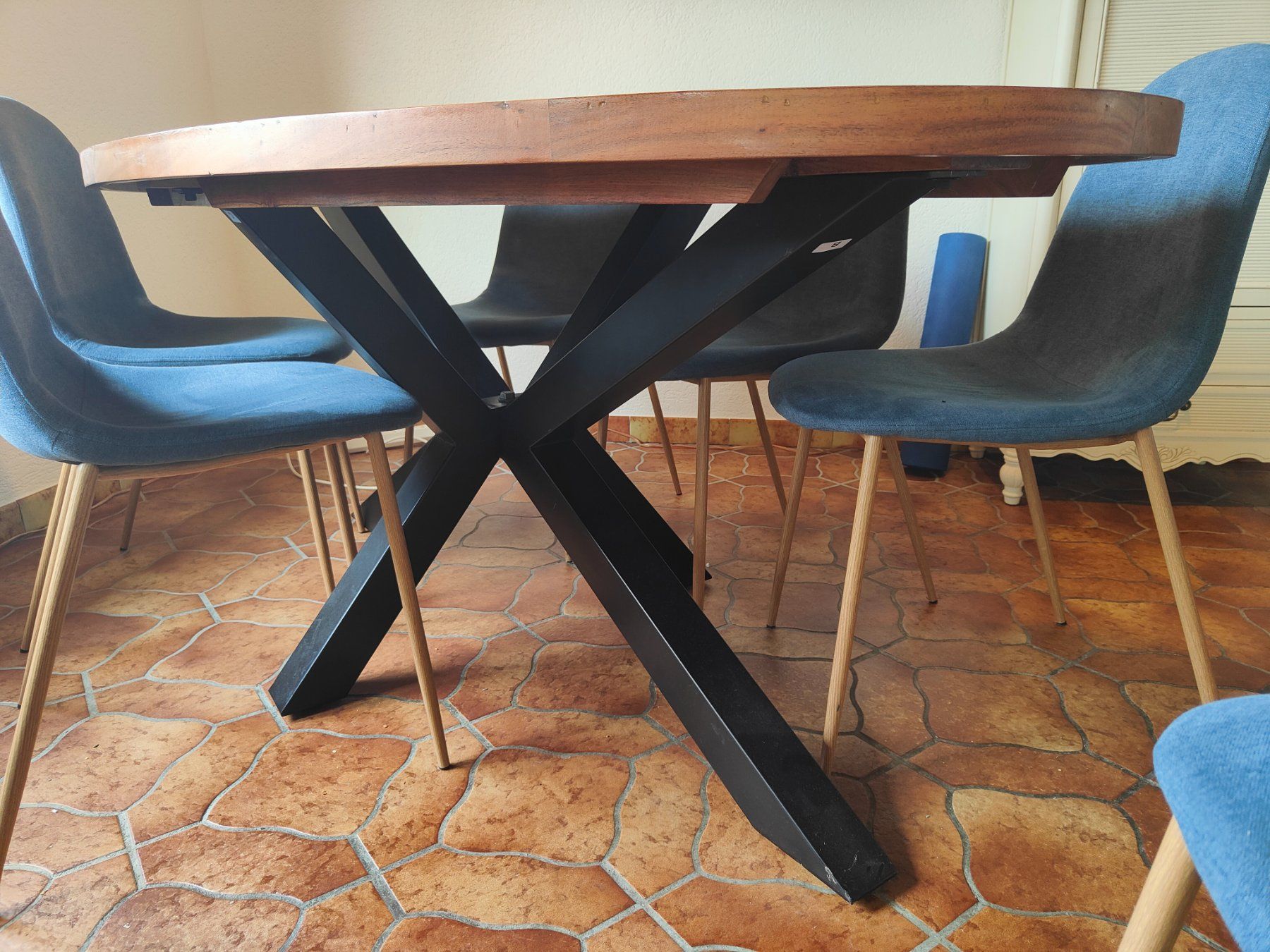 Set di tavolo e panche: Schöner Tisch mit Stühlen – Usato da Dittingen venduto da Don-Leon 3