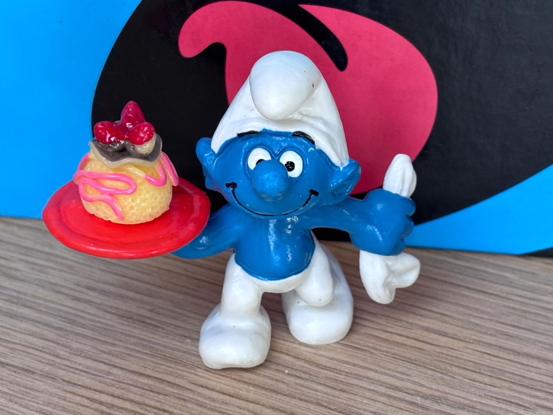 Statuette: Servier-Schlumpf mit Törtchen – Usato da Lyss venduto da Duckszone
