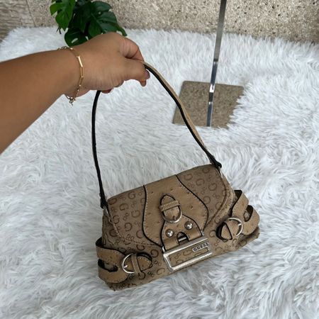 Handtasche Guess beige mit G-Muster und Schnallen
