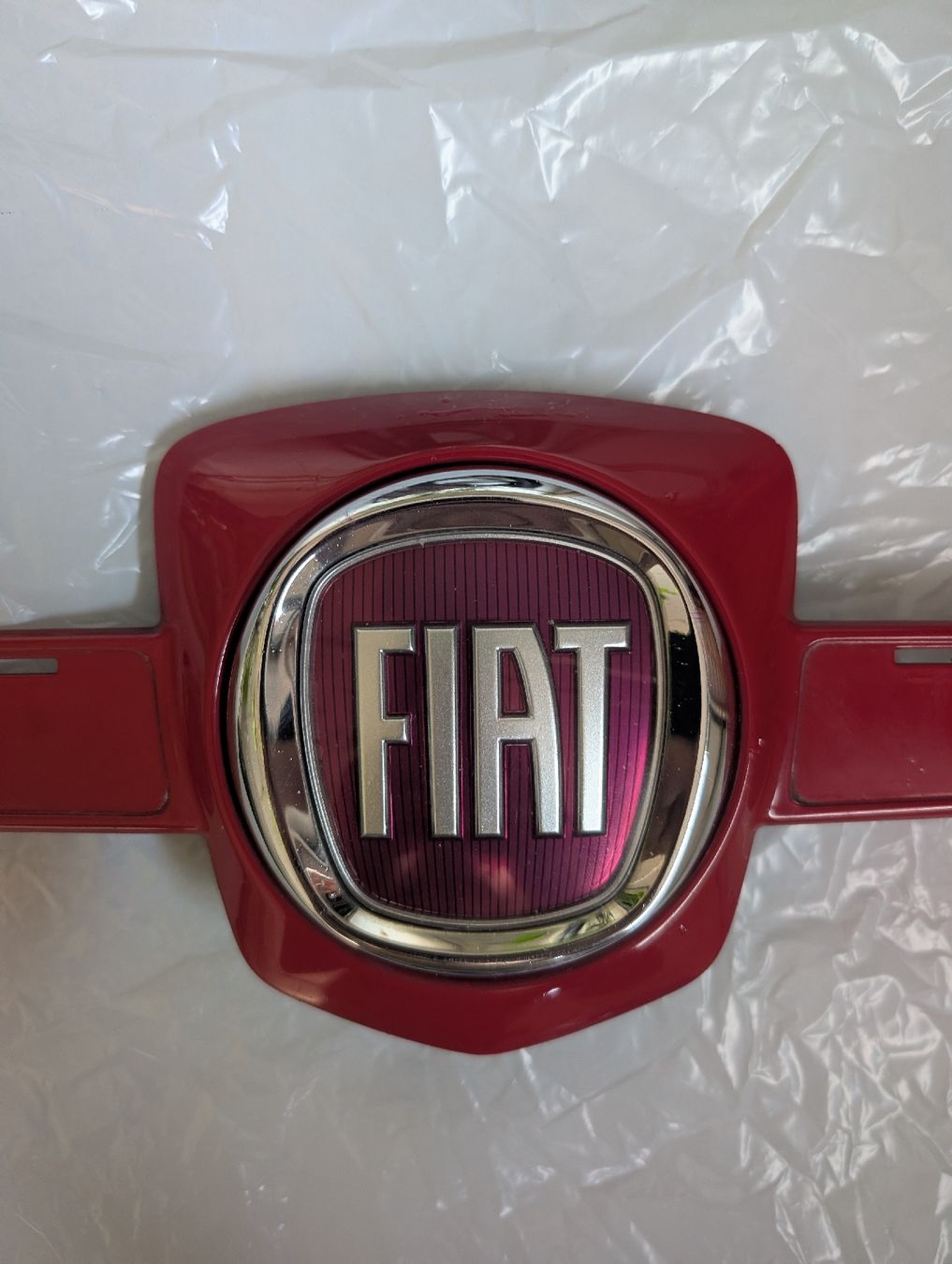 Abarth Tutti pezzi di ricambio auto: Fiat 500 Abarth Frontemblem Leiste – Usato da Tobel venduto da I.L 3