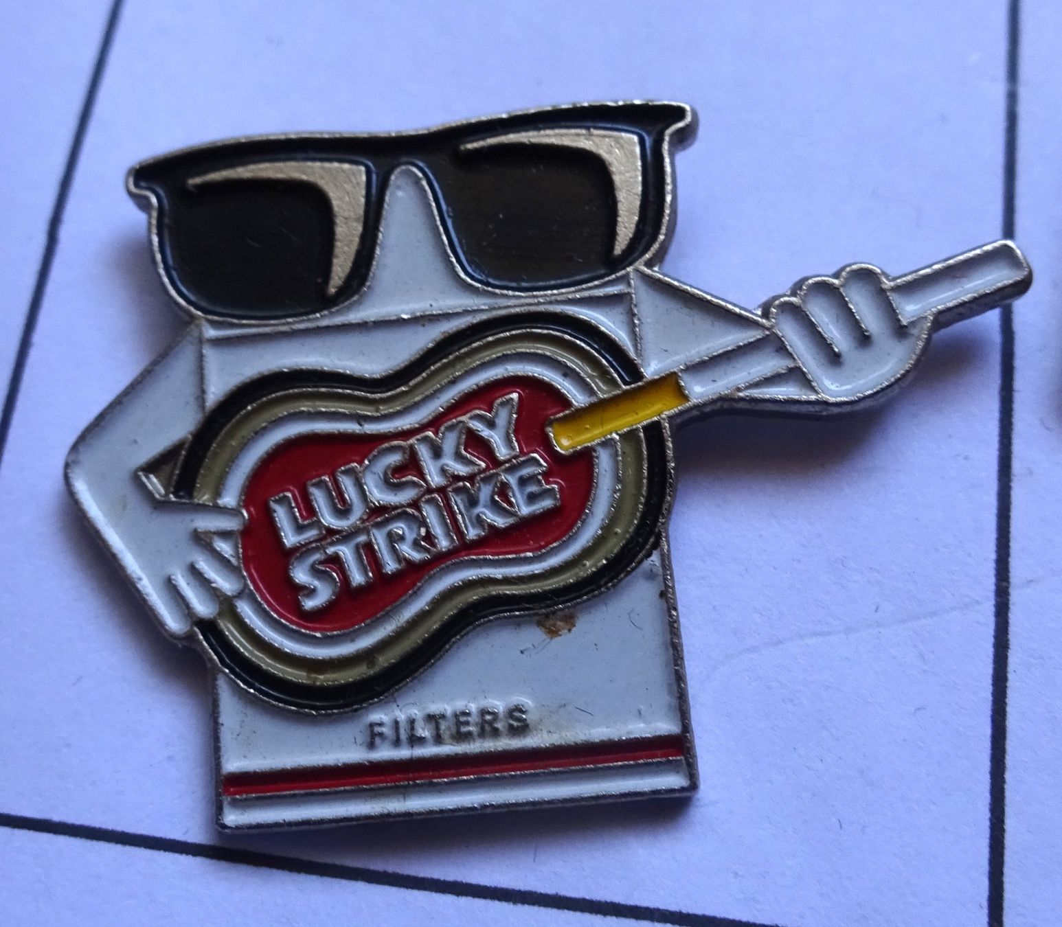 Plaketten & Abzeichen: Pin LUCKY  STRIKE  Filter  Brille – Gebraucht aus Utzenstorf von BUtter81
