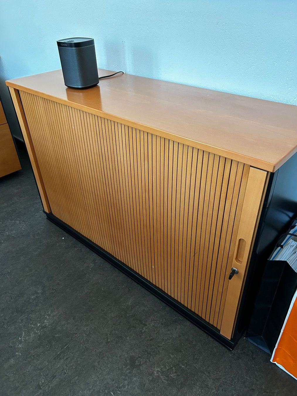 Armoires: Büro-Sidboard mit Tablar, verschliessbar – D'occasion à Steckborn par taxo01 1