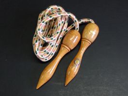 Seltenes Retro Vintage Springseil mit Holzgriffe
