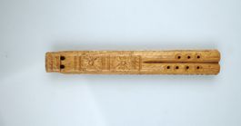 Geschnitzte Doppeljochflöte (Dvojnice / Dvojanka) aus Holz