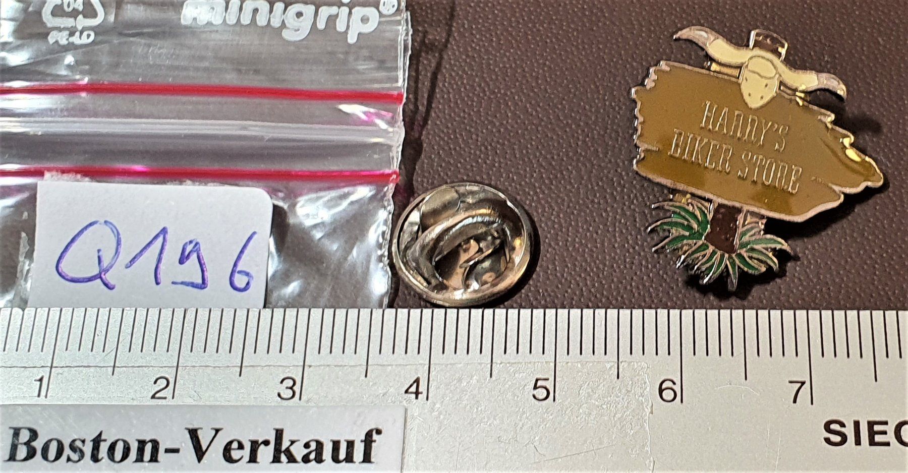 Plaketten & Abzeichen: Q196 - Pin Motorrad Harry's Biker Store – Gebraucht aus Reinach BL von Boston-Verkauf 1