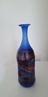 Blaue Glasvase mit bunten Wirbeln
