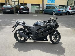 Moto Kawasaki Ninja 250 noire