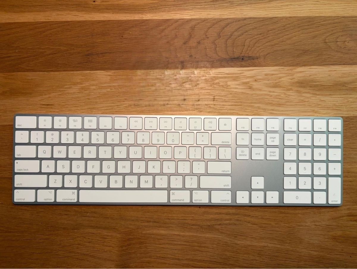 Apple Tastaturen: Magic Keyboard Apple avec pavé numérique (3) – Gebraucht aus Lausanne von aur_cxg5