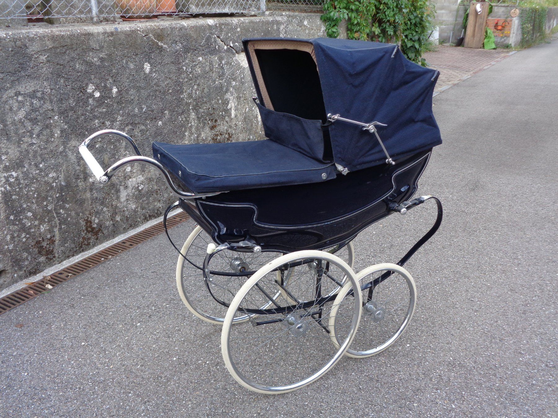Ladenausstattungen & Messebau: Hausbar aus Kinderwagen 'Wilson' – Gebraucht aus Läufelfingen von remajo62 5
