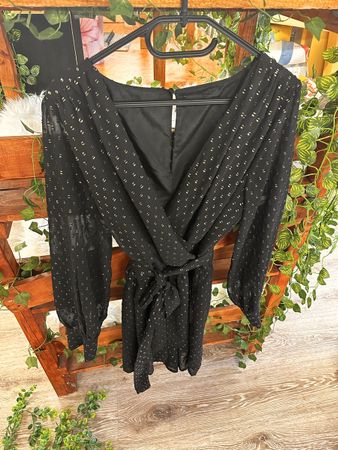 Schicker, schwarzer Sommerjumpsuit mit goldenen Details, L