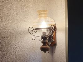 Zwei elektrifizierte Wandlampen im Stil einer Petroleumlampe