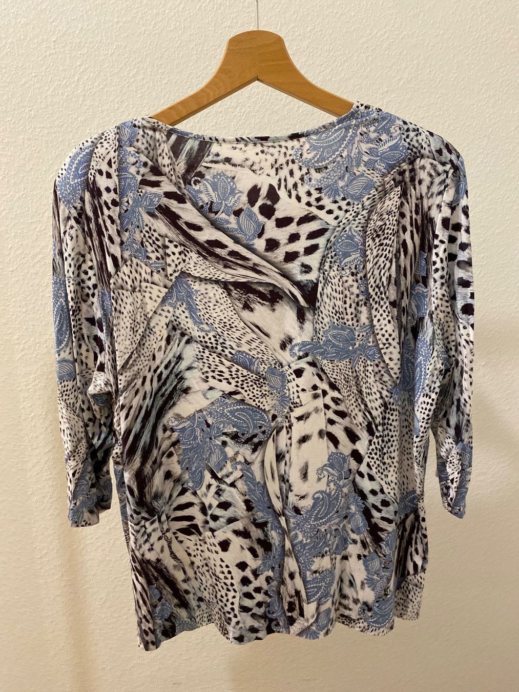 T-shirt: AZ Modell T-Shirt mit Muster blau Gr. 44 – Usato da Pratteln venduto da a23_j2gs 1