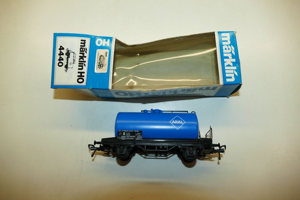 Märklin 82304 Z-schaal Ketelwagen – DB, ARAL-reclame, 2-assig, Met Remmershuis, Tijdperk IIIb – 40 Mm Lang