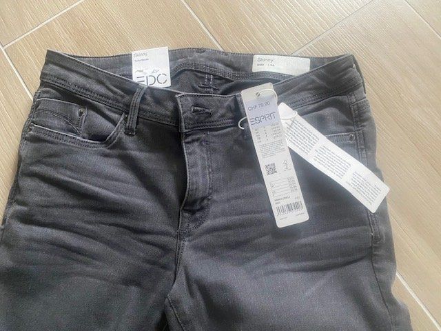 Esprit Jeans: neue Jeans Gr. 30/34 von Esprit – Nuovo e nell'imballaggio originale da Staufen venduto da Nasli 2