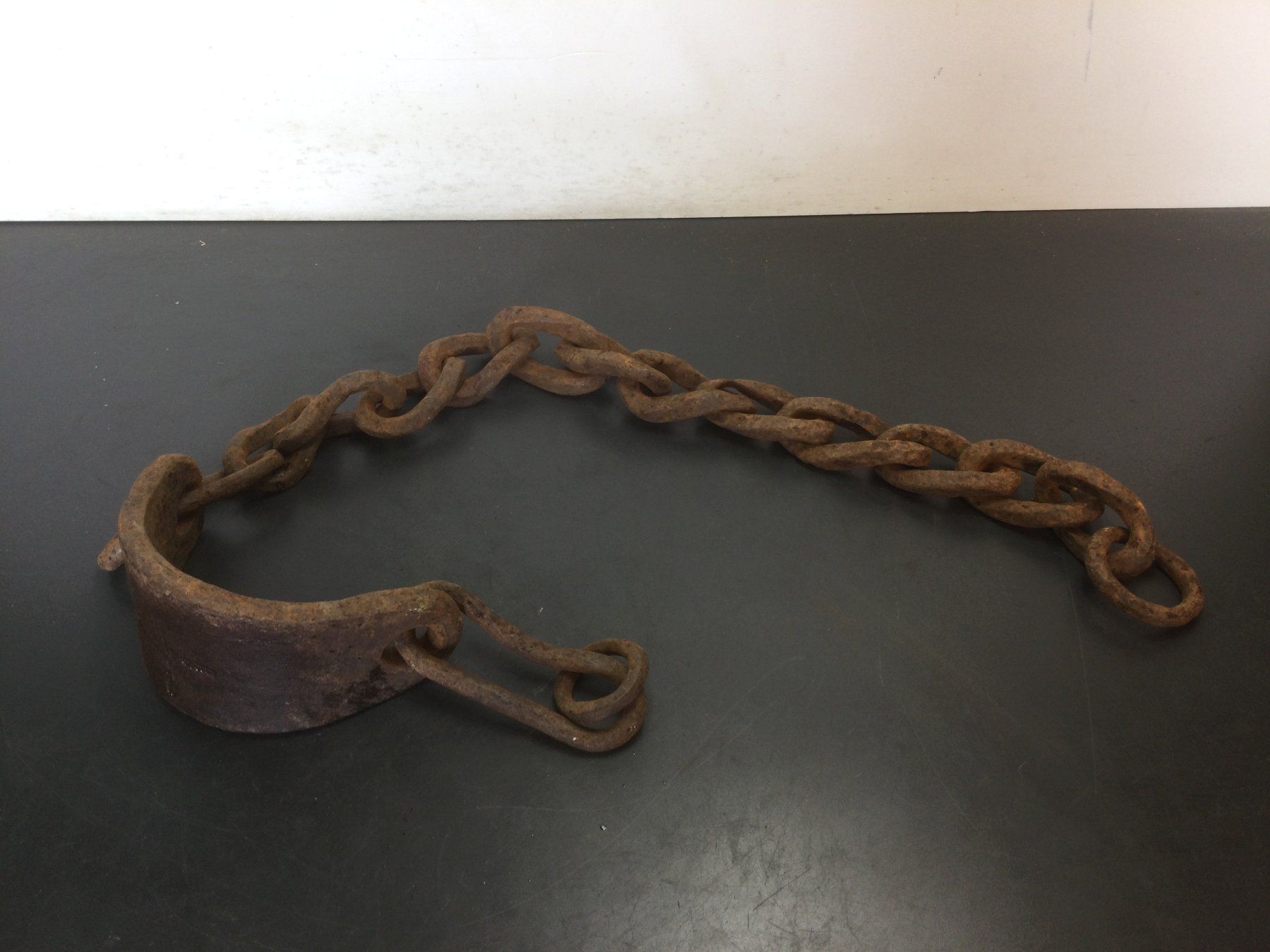 Attrezzi da lavoro: Antiker geschmiedeter Radschuh mit Kette rostig – Usato da Wangen SZ venduto da kuriosum12 3