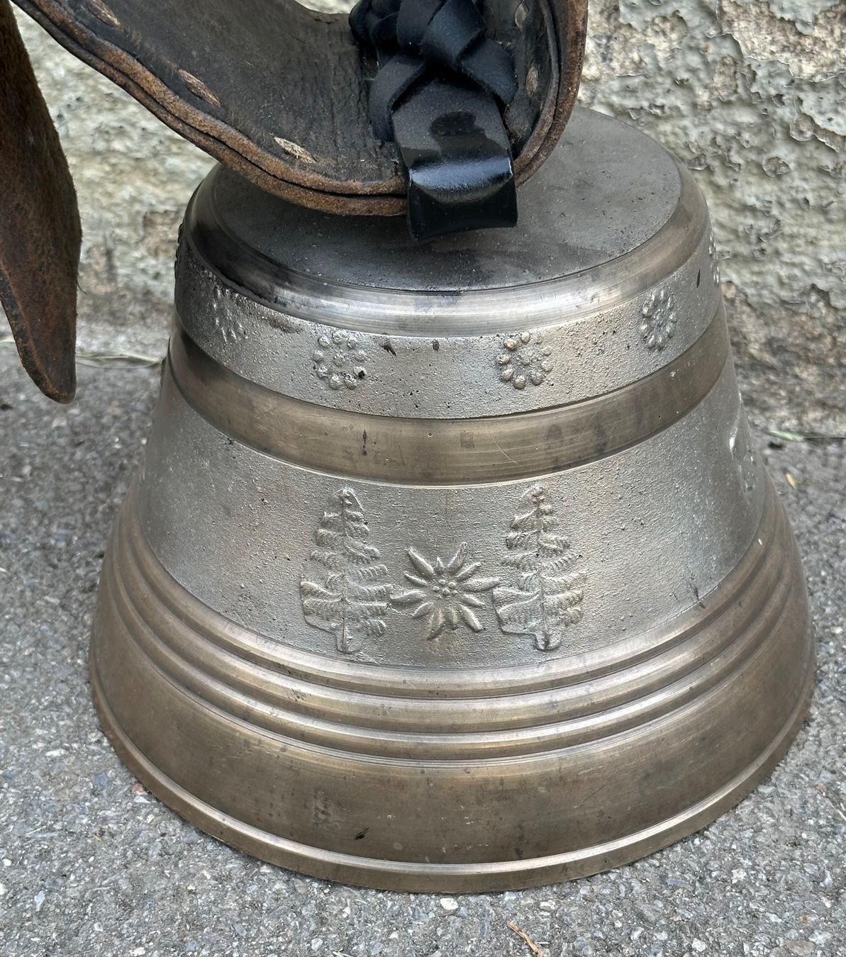 Campanacci mucche: Grosse Glocke mit schönem Laufbär – Usato da Kandergrund venduto da honey-art_and_more 4