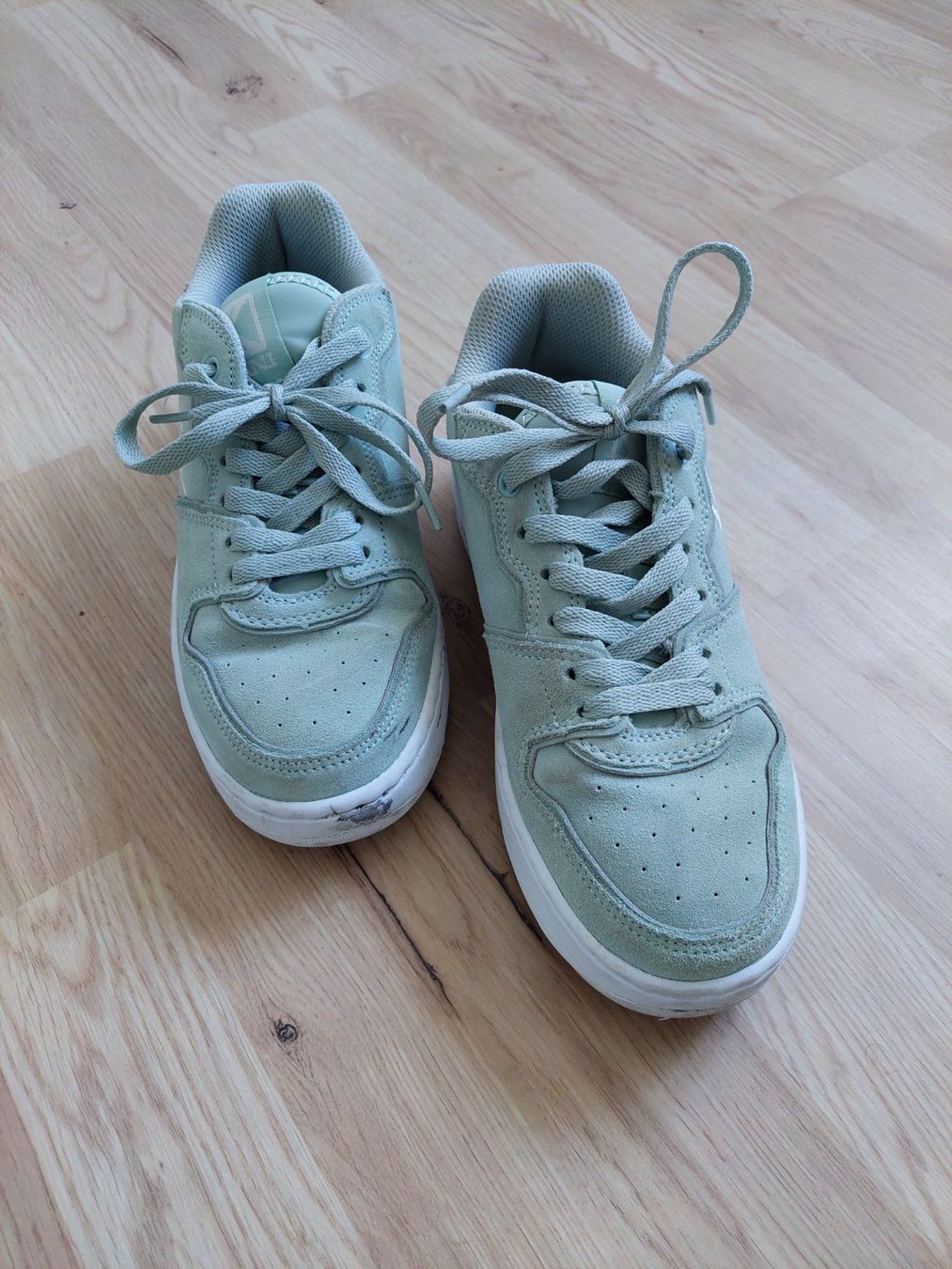 Damenschuhe: KARL KANI MINTFARBIGER SNEAKER GR. 38 – Gebraucht aus Münchenstein von Strupfi