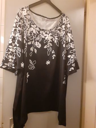 Damen Oberteil mit Blumenmuster Schwarz Weiss Grösse 3XL